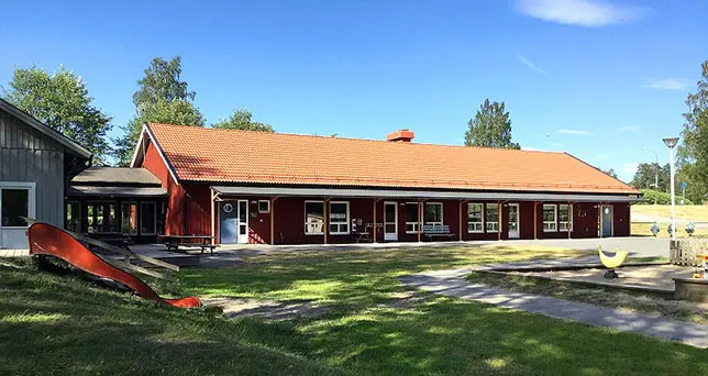 En del av förskolan Vibytorps byggnad och gård