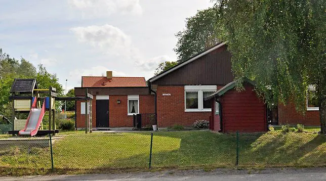 En del av förskolan Östansjös byggnad och gård