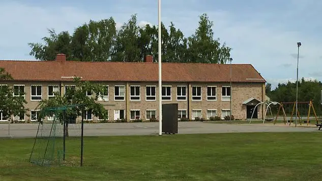 Fredriksbergskolans byggnad och skolgård