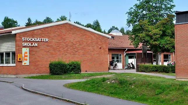 En del av Stocksätterskolans byggnad och skolgård