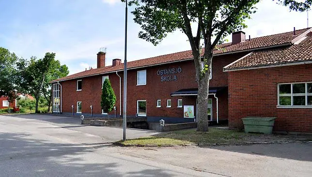 En del av Östansjö skolas byggnad och skolgård