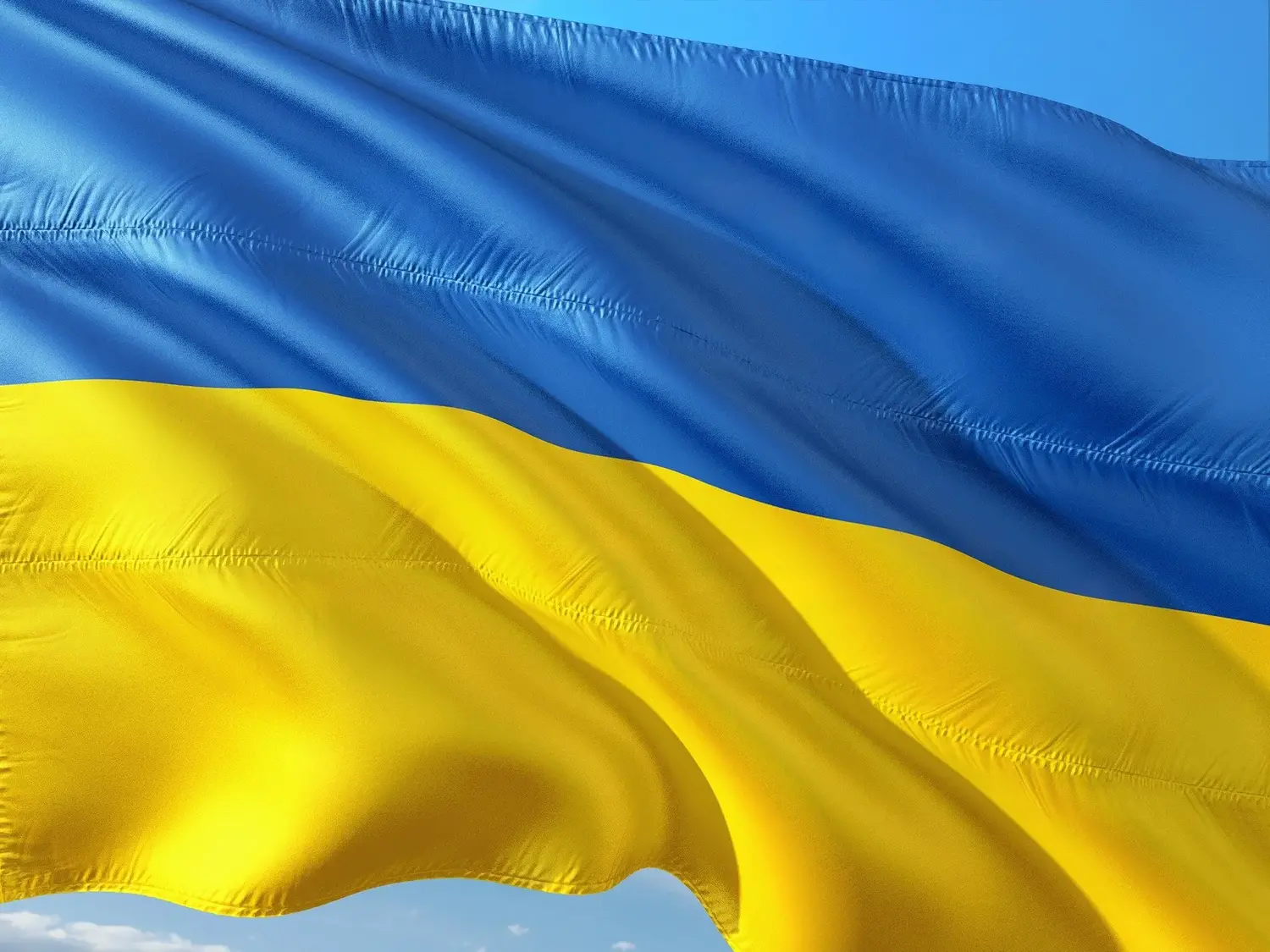 Närbild på den ukrainska flaggan som vajar i vinden.
