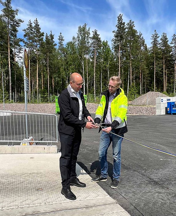 Direktionens ordförande Peter Björk och kommunstyrelsens ordförande Magnus Andersson klipper invigningsbandet